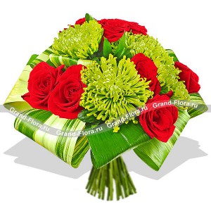 Стильный букет из красных роз и хризантем