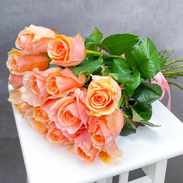 Букет розово-персиковых роз (50 см)